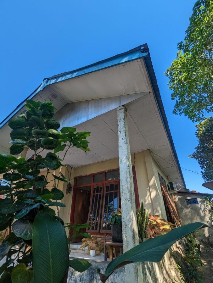 Agus Family Homestay Labuan Bajo Bagian luar foto