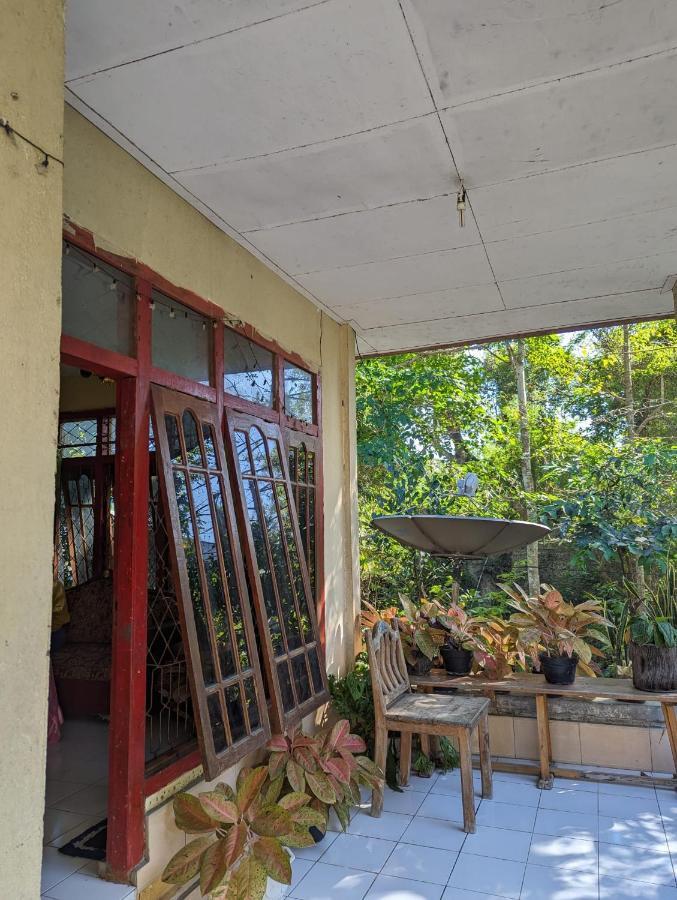 Agus Family Homestay Labuan Bajo Bagian luar foto